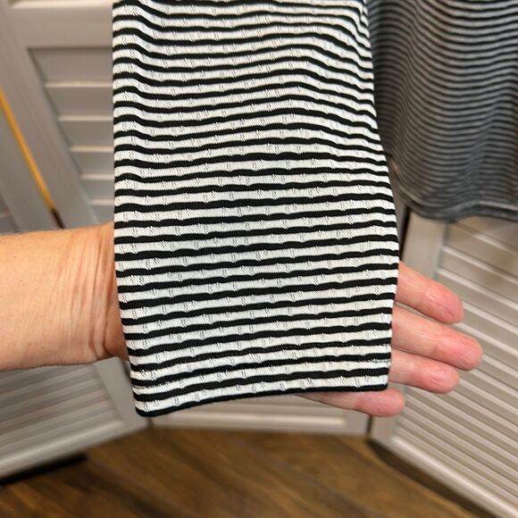 Chico's Zenergy Top Size 1 (8) Mock Neck Long Sleeve - Picture 10 of 16